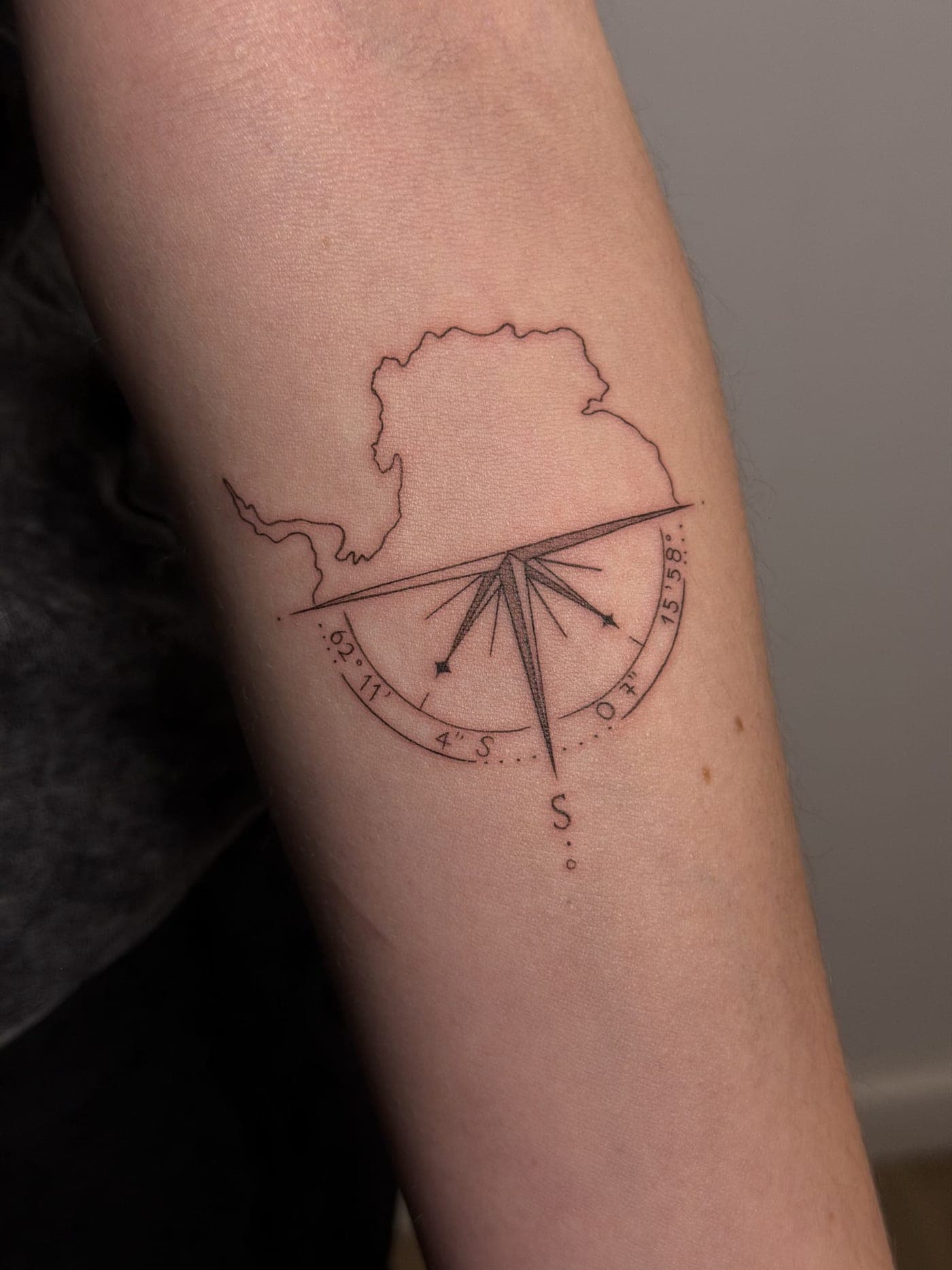 Tatuaje fine line — Brújula y mapa