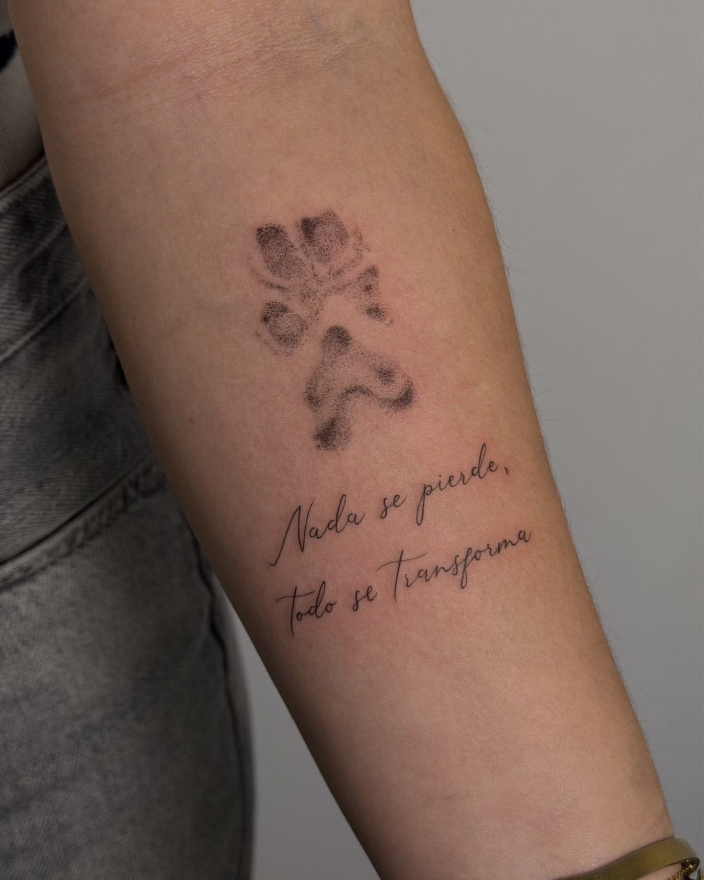 Tatuaje fine line — Huella y frase