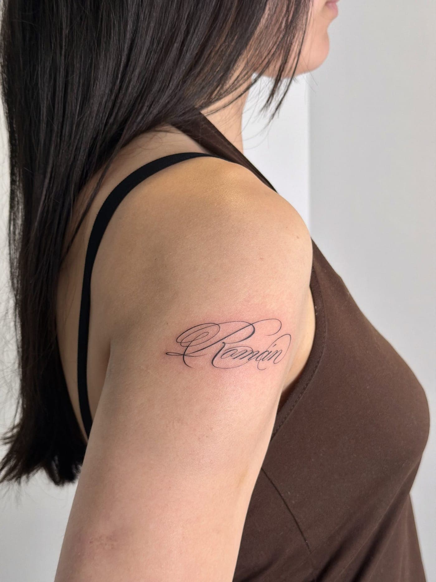 Tatuaje fine line — Lettering caligráfico