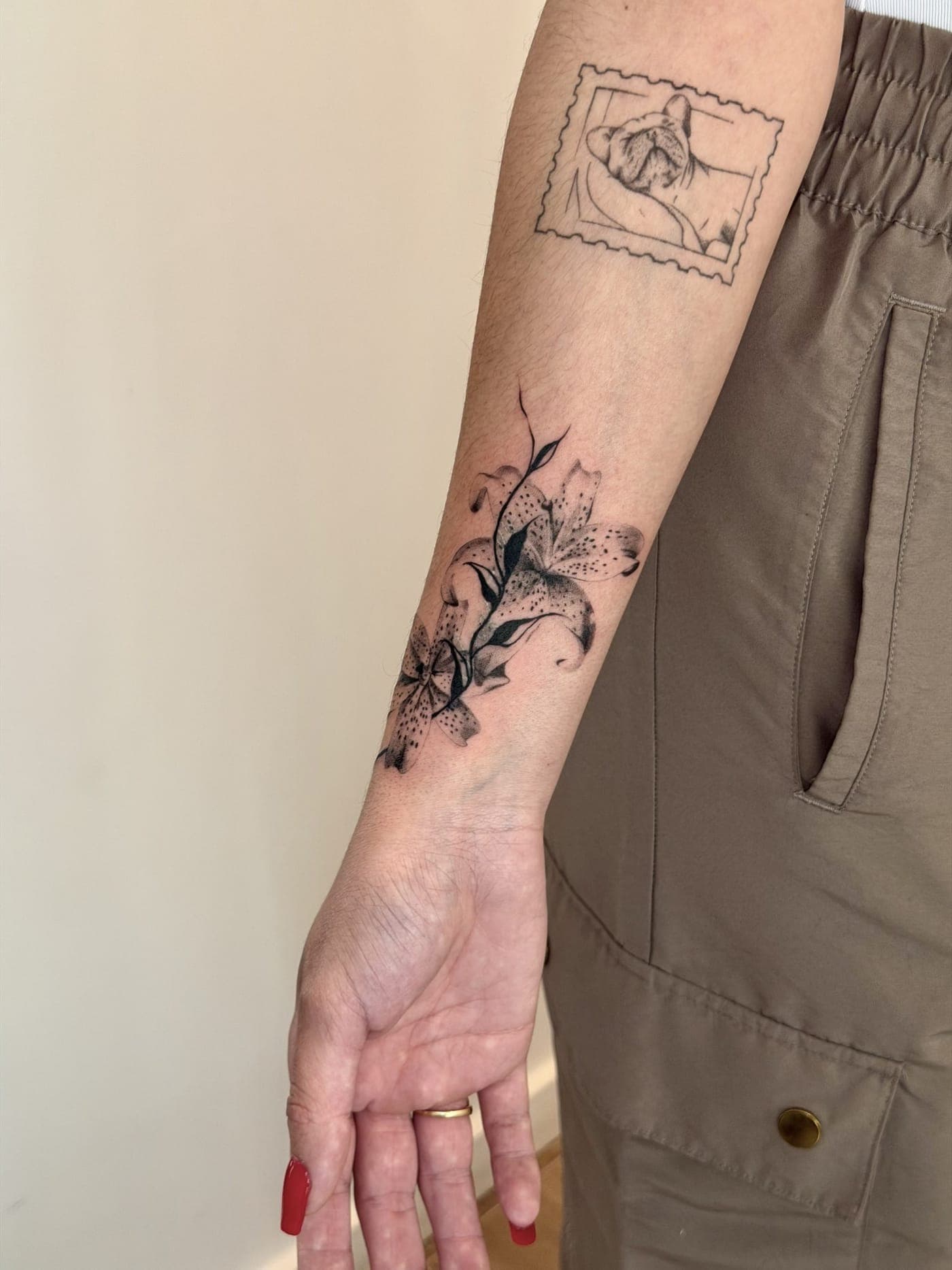 Tatuaje fine line — Lirios y sello · cover up