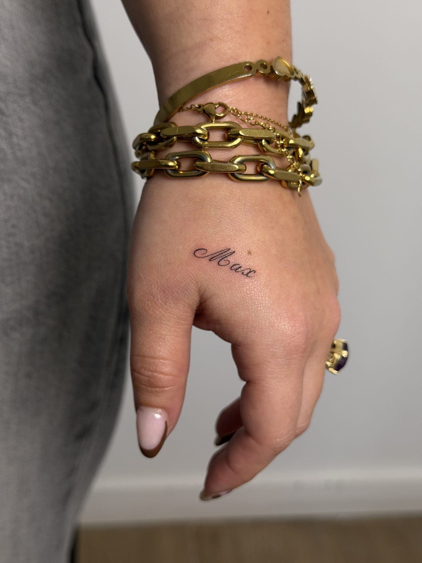 Tatuaje fine line — Nombre en la mano