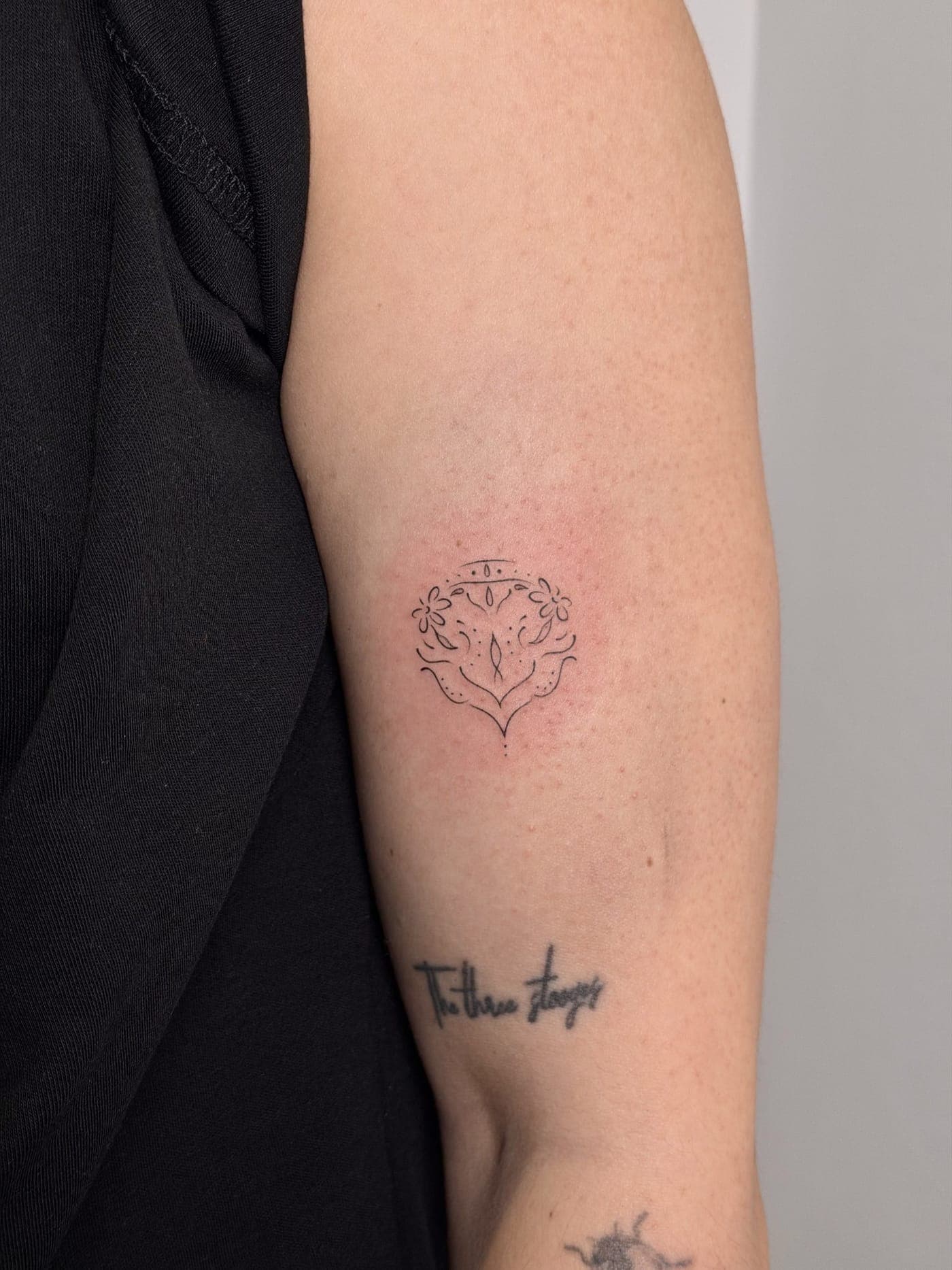 Tatuaje fine line — Ornamento inspirado en mascota