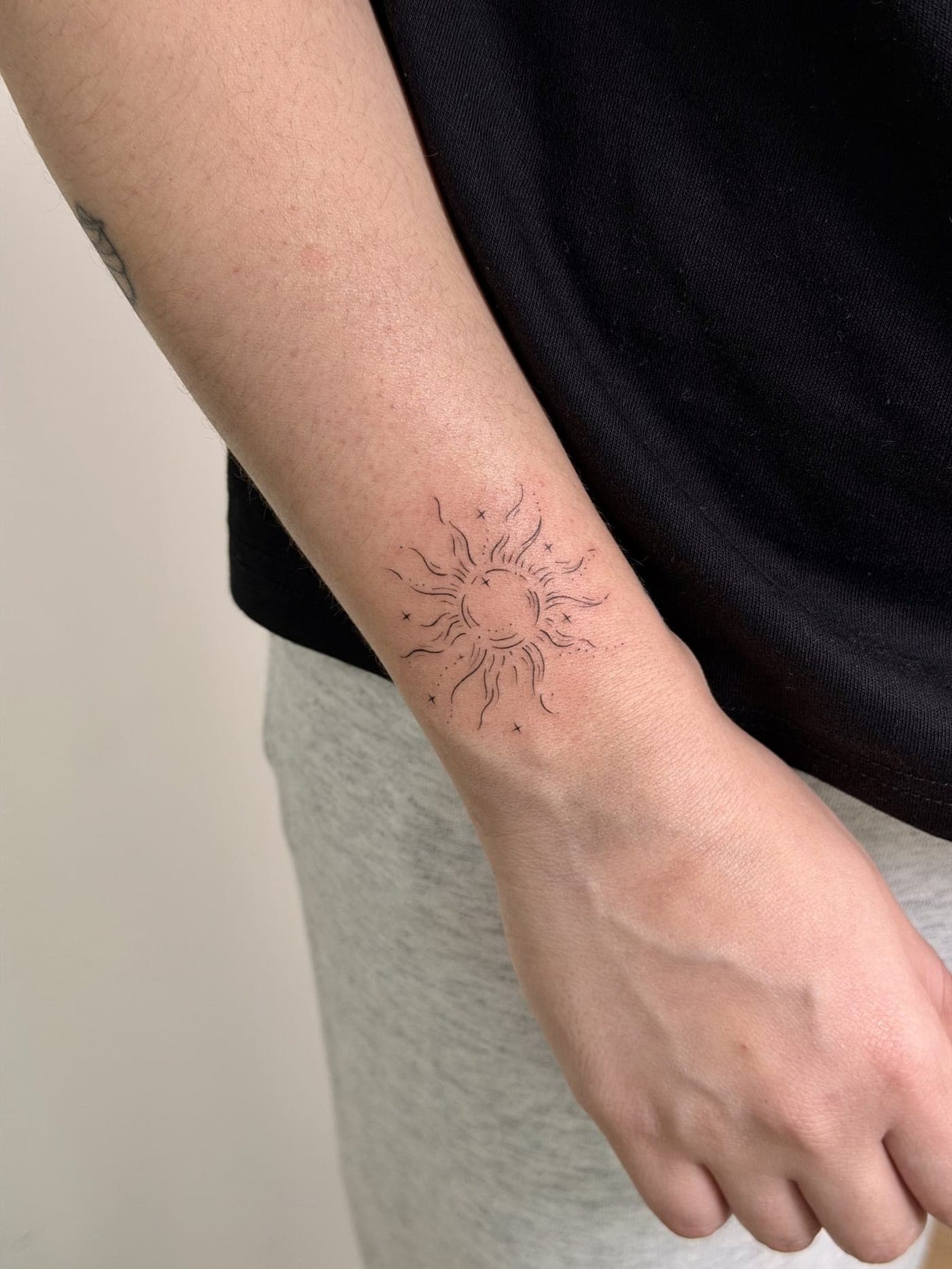 Tatuaje fine line — Sol